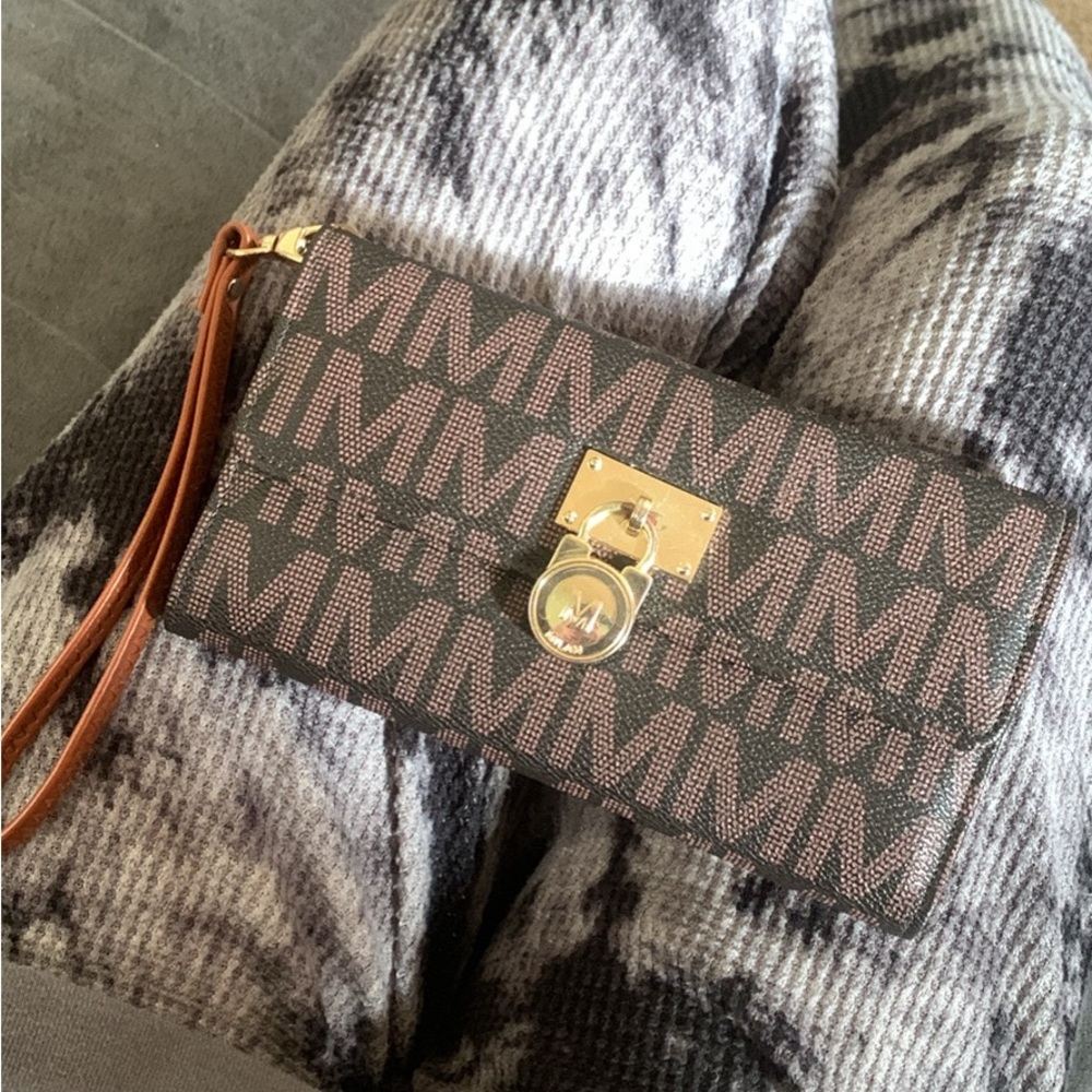 Milan Wristlet